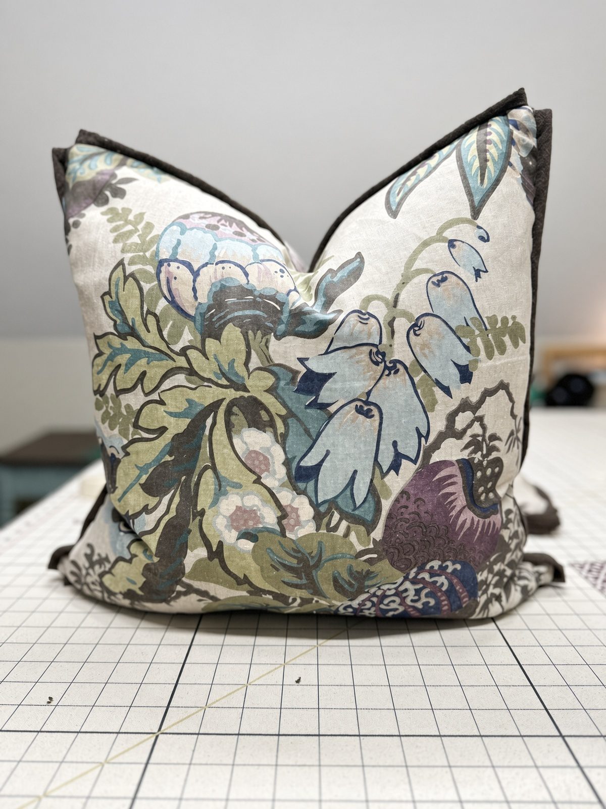 Botanical pillow with contrast welt
