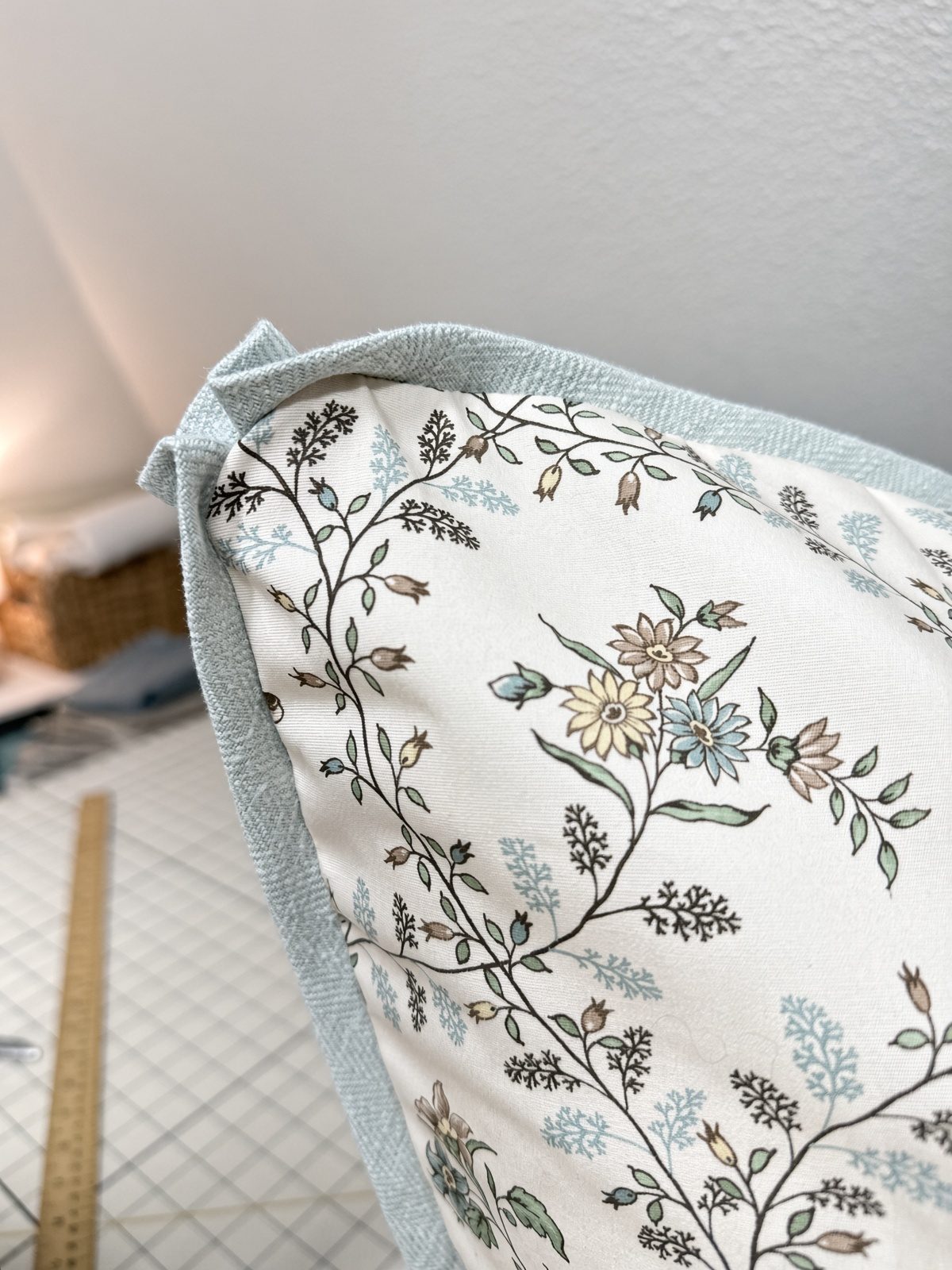 Pillow corner with braid flange
